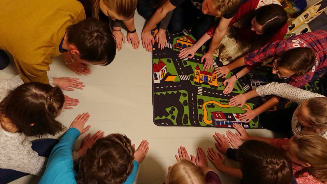 Featured image for “Uskovien nuorten yhteyttä läpi kielimuurien”