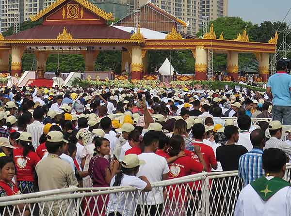 Featured image for “Paavin vierailu Myanmarissa”