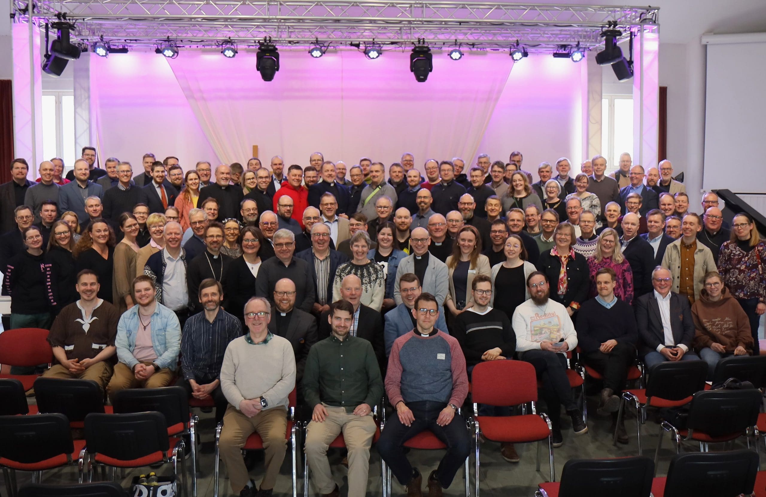 Featured image for “150 edustajaa kahdeksasta järjestöstä koolla: historiallisessa Kirkkokansan symposiumissa sydämellä kirkko ja tunnustus  ”