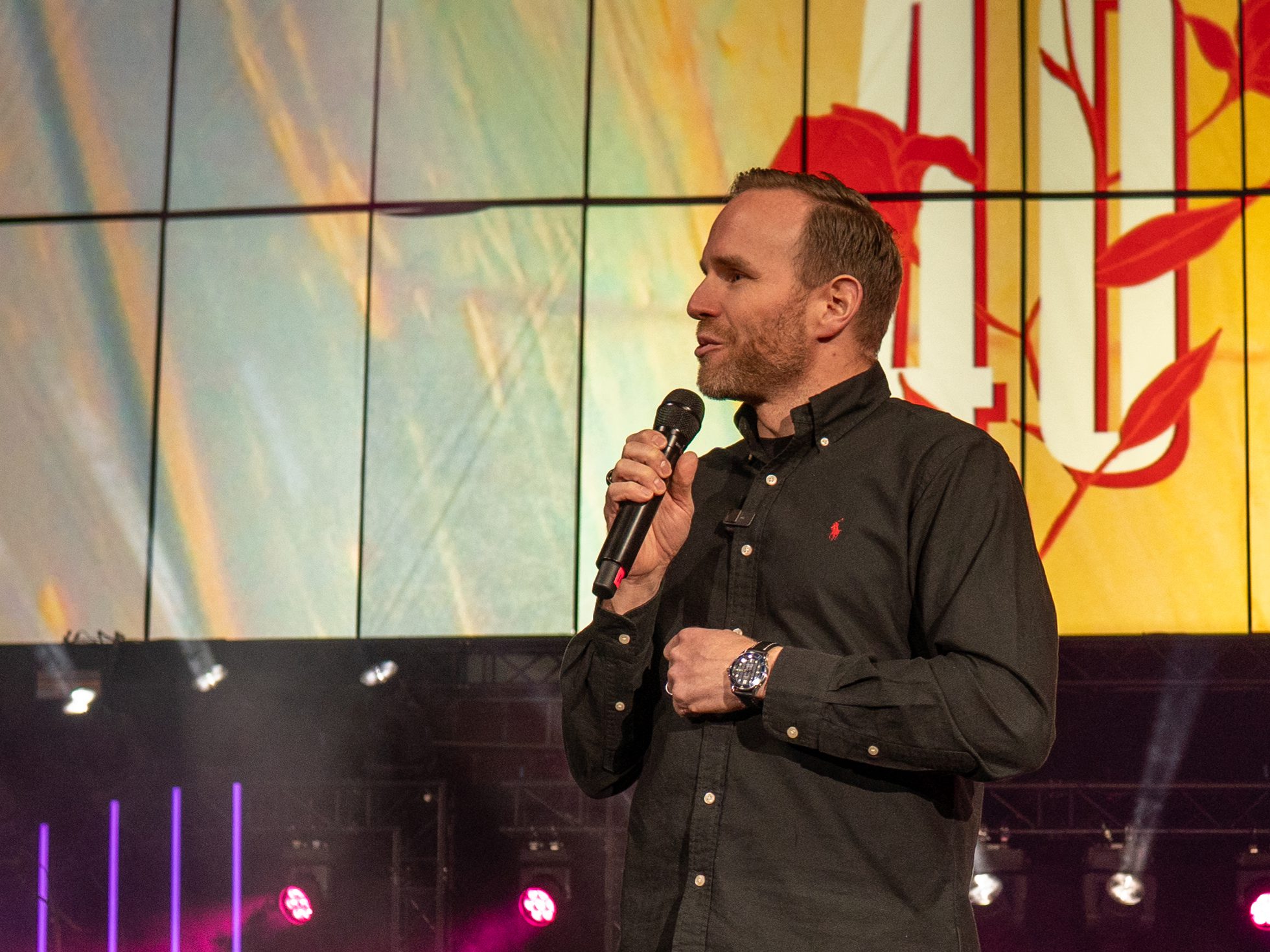 Featured image for “Ministeri Mika Poutala Maata Näkyvissä -festareiden päälavalla: “Et ole yksin – me päättäjät teemme joka päivä töitä, jotta tulevaisuus voi olla valoisampi””