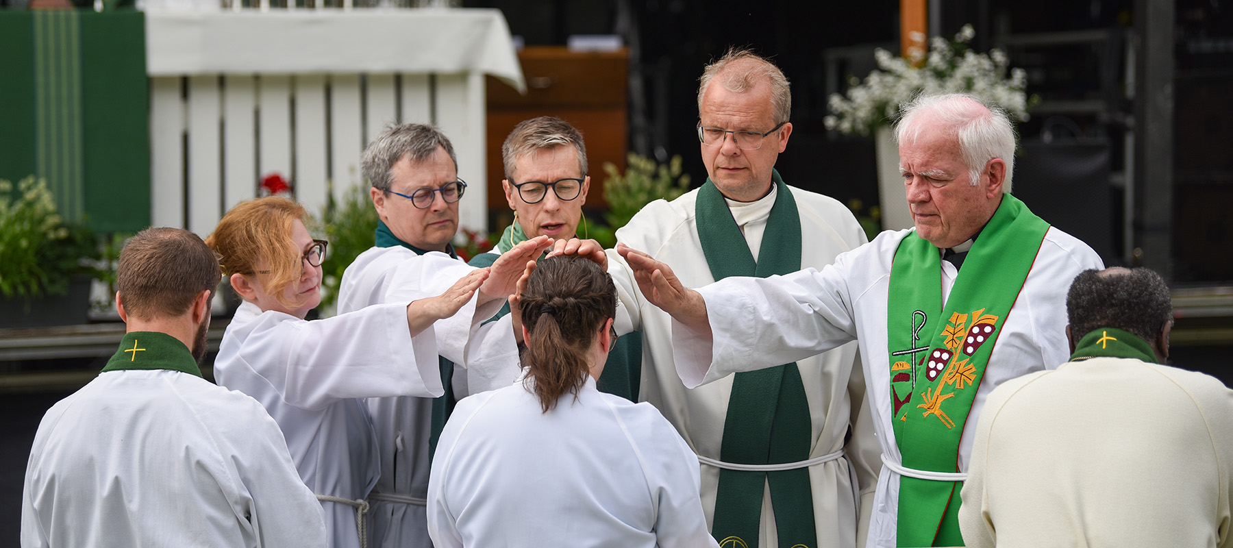 Sleyn toiminnanjohtaja Tom Säilä, Sleyn puheenjohtaja Sari Mäkimattila ja Oulaisten kirkkoherra
